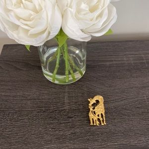 Casual Corner Giraffe Pin